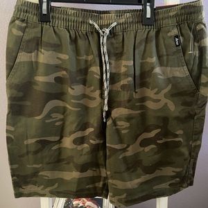 Camo shorts M